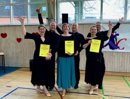 V.l.: Platz 1: Oliver und Wiebke Heier, Platz 2 Dominik und Anke Röhr, Platz 5 Sascha und Nicole Willhöft - tolles Ergebnis in der Senioren II D für den HATV. Foto Skambraks SenIID HATV Oldenburg 190222