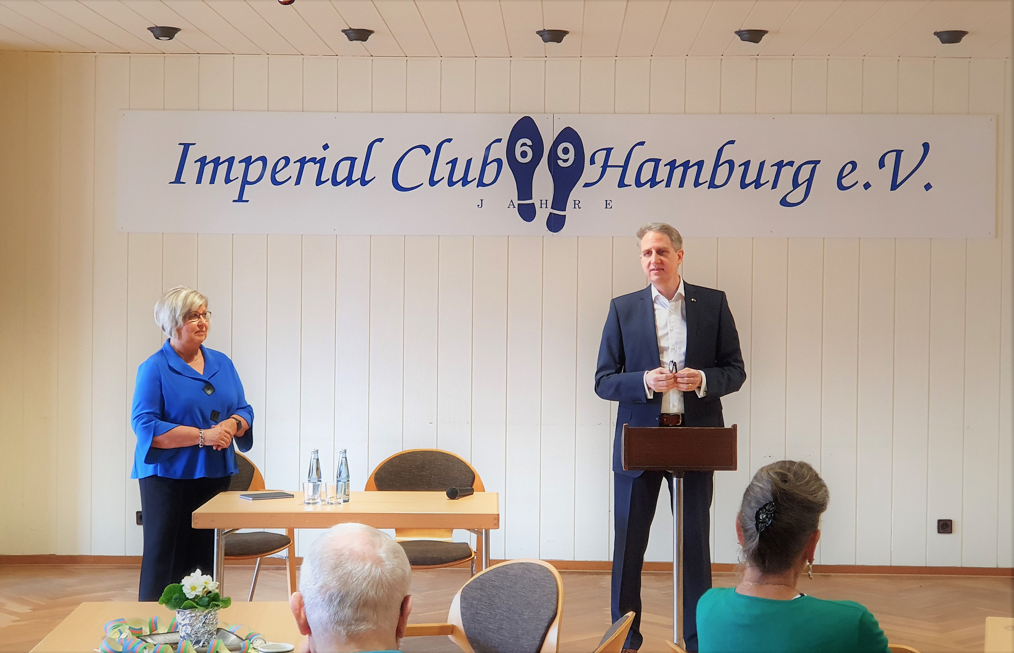 Und stellt sich kritischen Fragen aus dem Publikum..