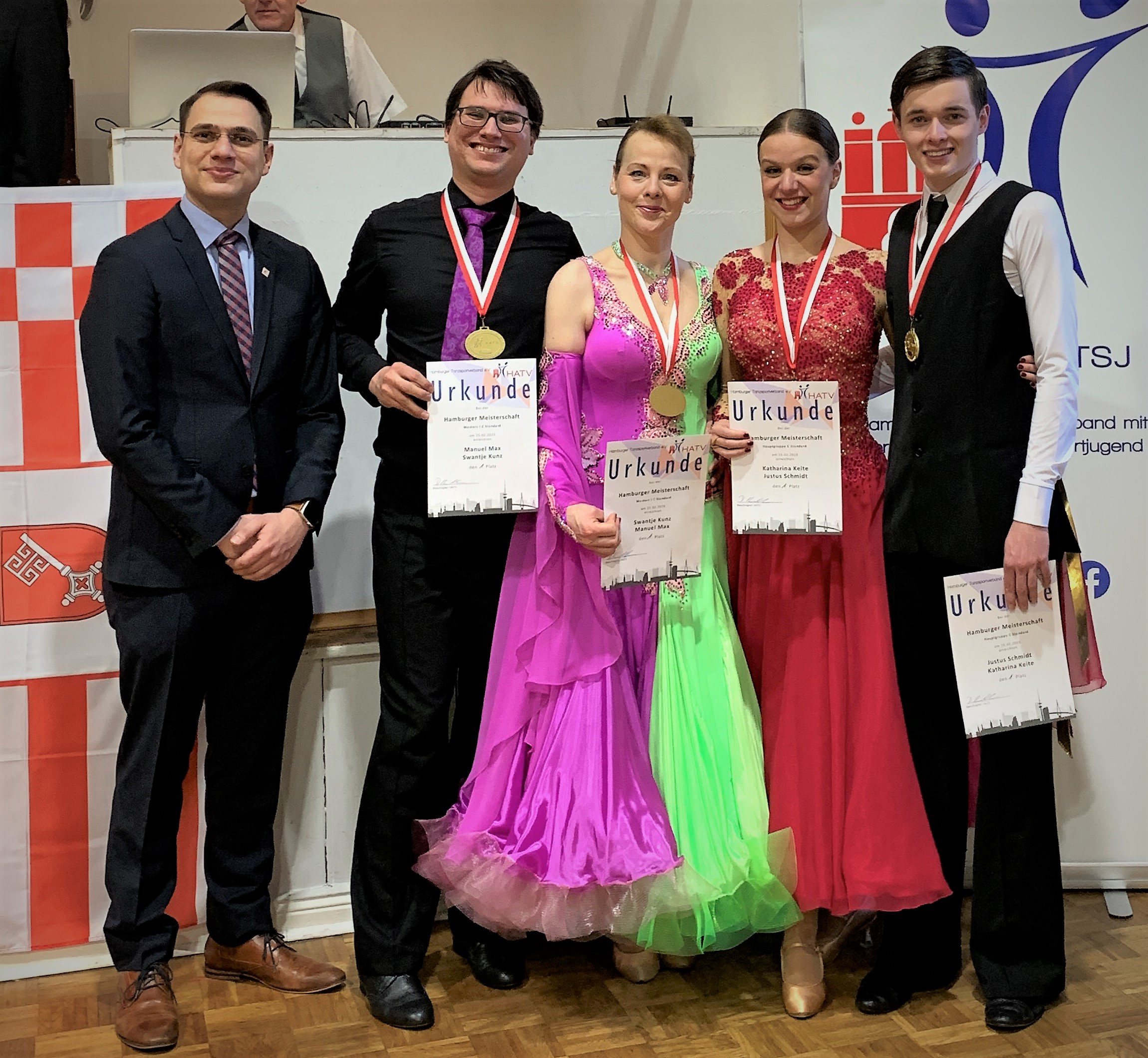 Justus Schmidt und Katharina Keite (r.), Hamburger Meister in der Hauptgruppe C, Manuel Max und Swantje Kunz (Mitte), Hamburger Meister MAS I C, mit Daniel Randhawa, Vizepräsident des HATV.